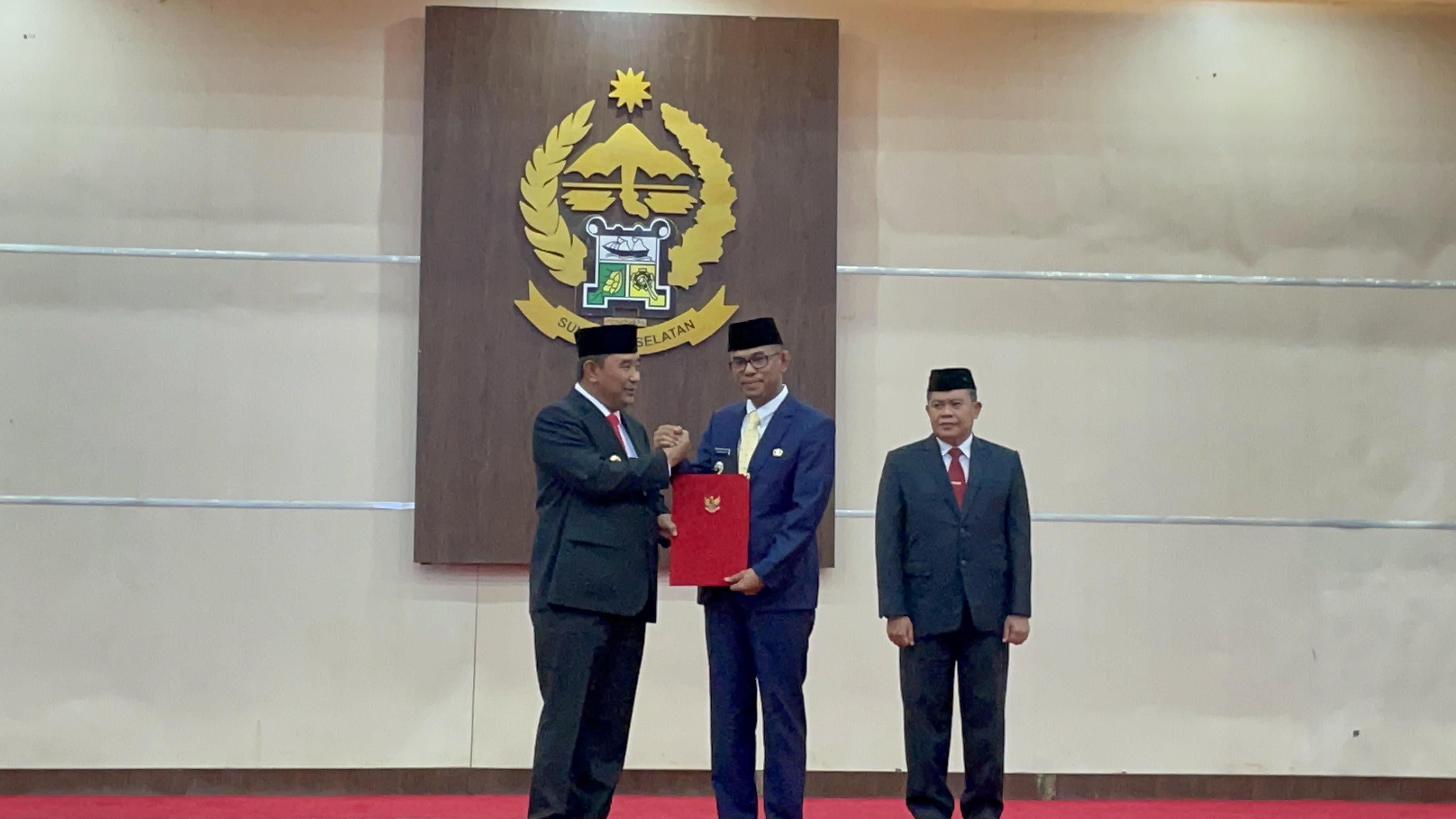 Setiawan-Aswad-saat-menerima-SK-Perpanjangan-masa-jabatan-Pj-Bupati-Takalar.jpg