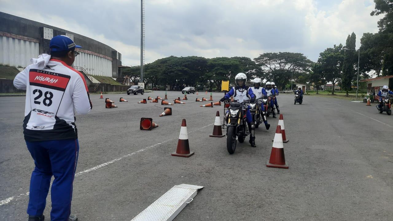 Astra Motor Sulawesi Selatan Bagikan Tips Aman Membawa Barang dengan Motor