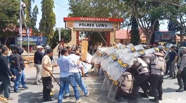 'Bentrok' di Depan Kantor KPU Luwu, Satu Orang Terluka dan Tiga Demonstran Ditangkap