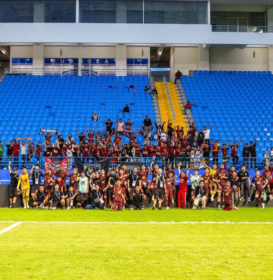 Skuad-PSM-Makassar-20232024-berfoto-bersama-suporter-di-Stadion-Batakan-kii.jpg