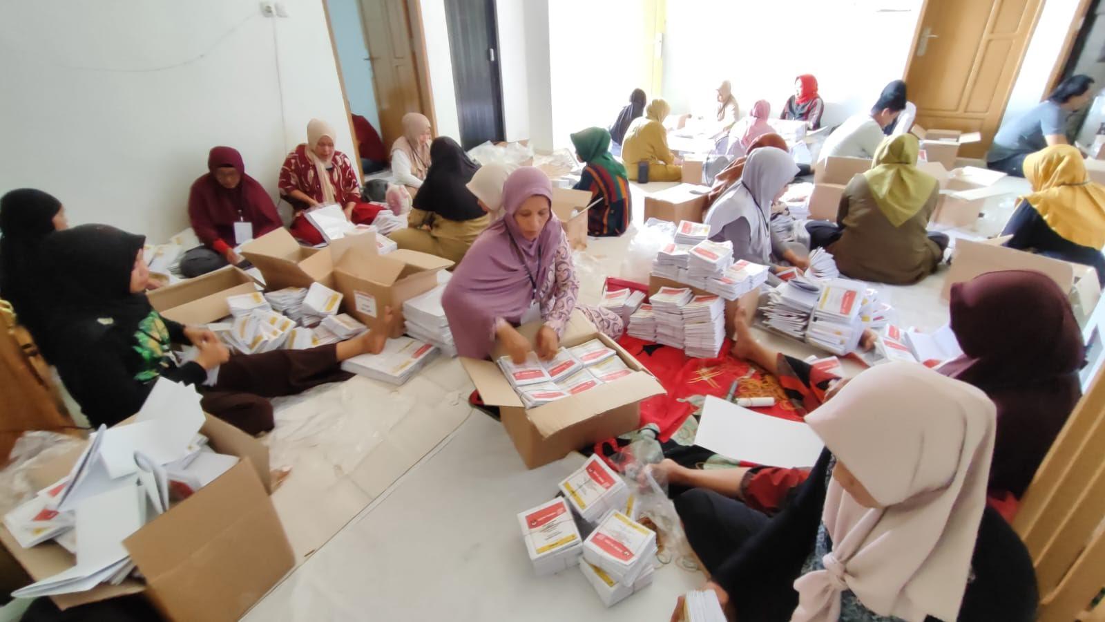 Sortir-kertas-suara-Capres-di-gudang-logistik-KPU-Bulukumba-56.jpg