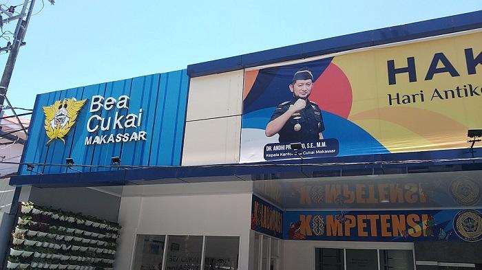 Spanduk-bergambar-Andhi-Pramono-di-depan-Kantor-Bea-Cukai-Makassar-Kamis-932023.jpg