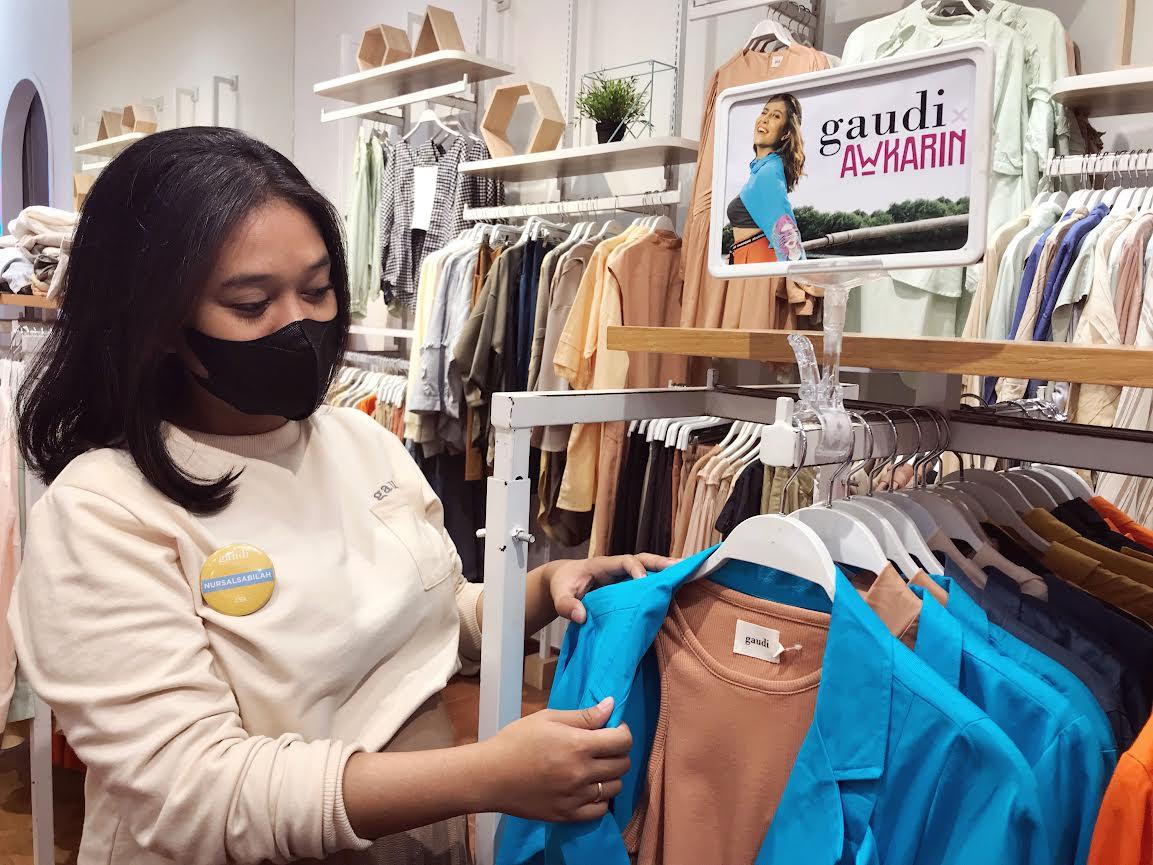 Staf-merapikan-produk-kolaborasi-Gaudi-x-Awkarin-di-tenant-Gaudi-Trans-Studio-Mall.jpg<pf>produk-pakaian-kolaborasi-Gaudi-x-Awkarin-sudah-bisa-didapatkan-di-tenant-Gaudi-TSM.jpg