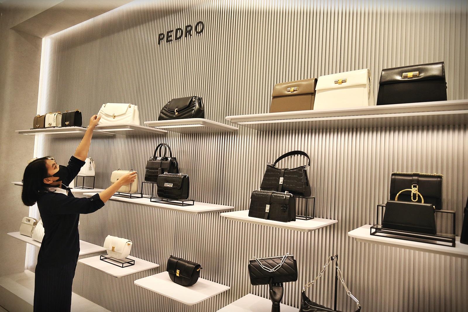 Staf-sedang-merapikan-produk-display-di-tenant-Pedro-2.jpg<pf>Staf-sedang-merapikan-produk-display-di-tenant-Pedro-1.jpg