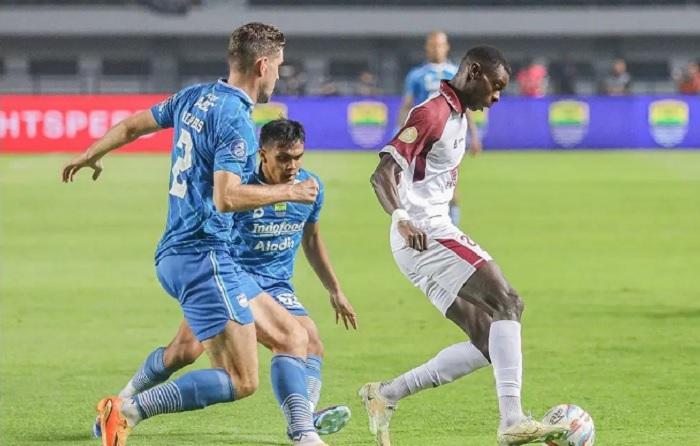 Hasil Liga 1 Persib vs PSM Babak I : Nihil Gol, GBLA Banjir Kartu Kuning