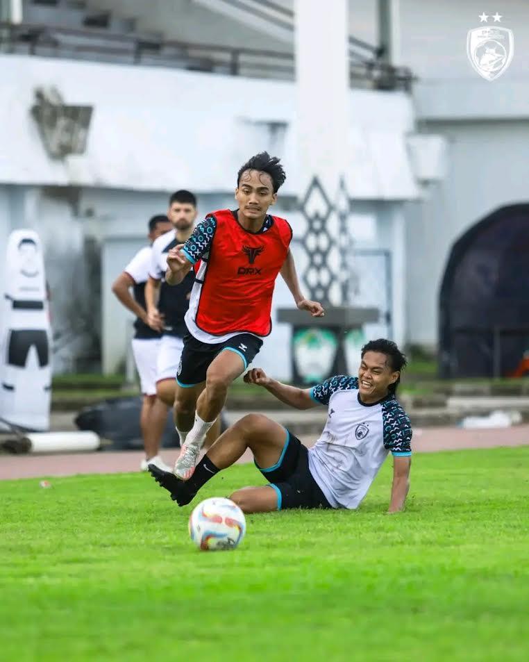 Striker-PSM-Makassar-Andy-Harjito-saat-melewati-Dimas-Sukarno-di-latihan.jpg