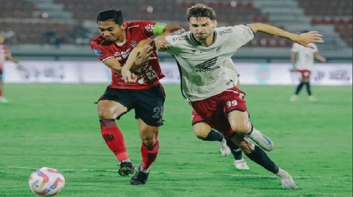 Striker-PSM-Makassar-Nermin-Haljeta-dikawal-bek-Bali-United-Ricky-Fajrin-p.jpg