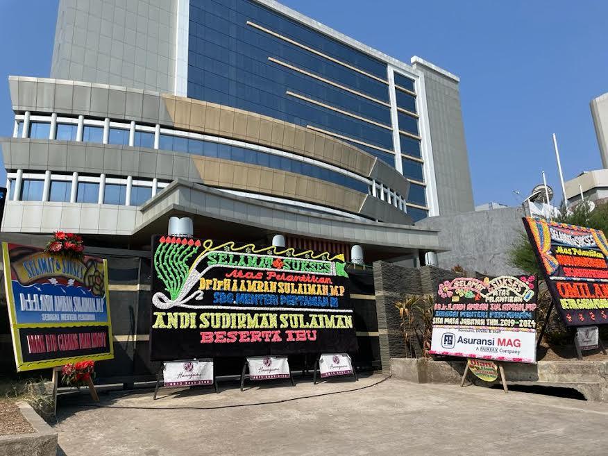 Suasana-AAS-Building-Jl-Urip-Sumoharjo-dibanjiri-karangan-bungan11111.jpg