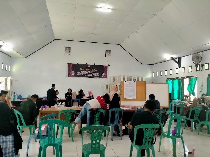 Suasana-Kantor-Kecamatan-Sendana-saat-penundaan-rapat-pleno-Minggu-1822024.jpg