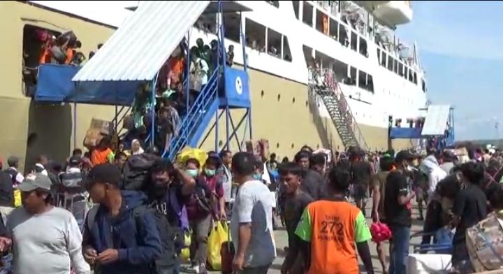 Suasana-Pelabuhan-Nusantara-Parepare-Sulawesi-Selatan-Jumat-23122022-siang.jpg