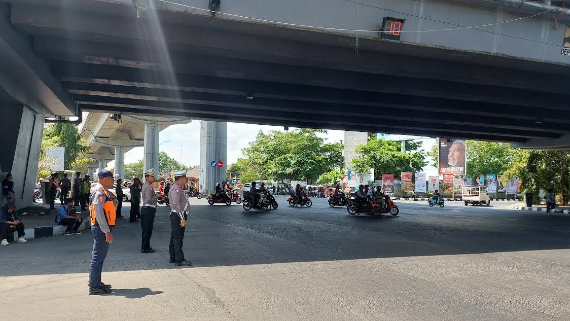 Suasana Terkini di Flyover Makassar Jelang Demo Tolak Revisi UU Pilkada, Kendaraan Lapis Baja Siaga