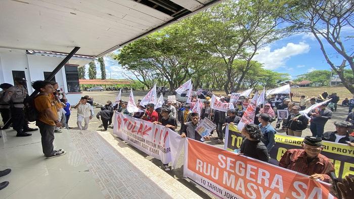 Suasana-aksi-unjuk-rasa-Aliansi-Masyarakat-Adat-Nusantara-AMAN-Sinjai-di-gedung-DPRD-Sinjai.jpg