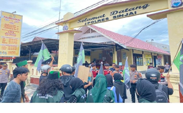 Suasana-aksi-unjuk-rasa-HMI-MPO-Sinjai-di-Mapolres-Sinjai.jpg