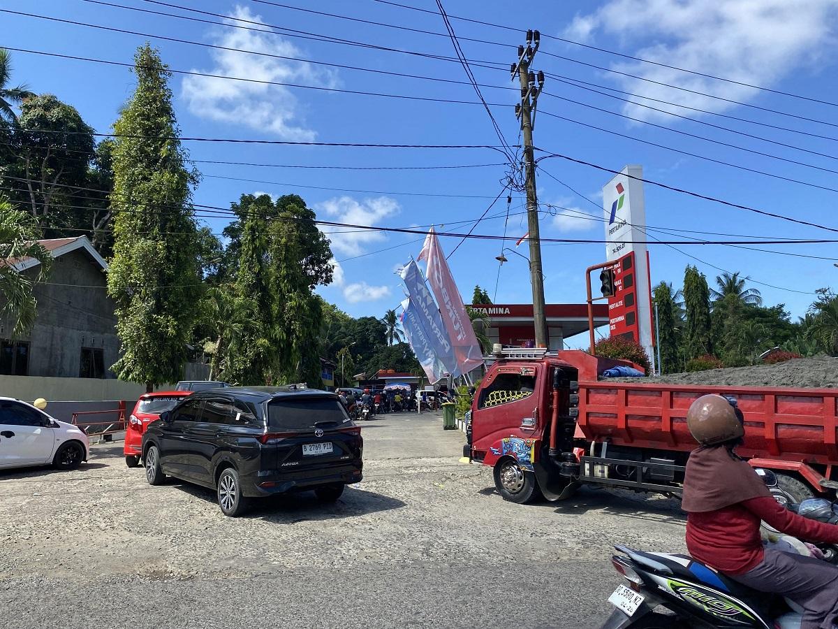 Antrean Panjang di SPBU Sinjai, Stok BBM Bersubsidi Menipis -  Tribun-timur.com
