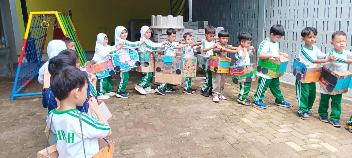 Murid TK Islam Athirah Racing Centre Belajar Mengenal Rambu Lalu Lintas