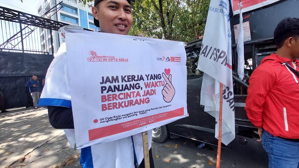 Di Depan Gedung DPRD Sulsel, Massa Buruh Desak Dewan Kawal Penolakan UU Omnibus Law