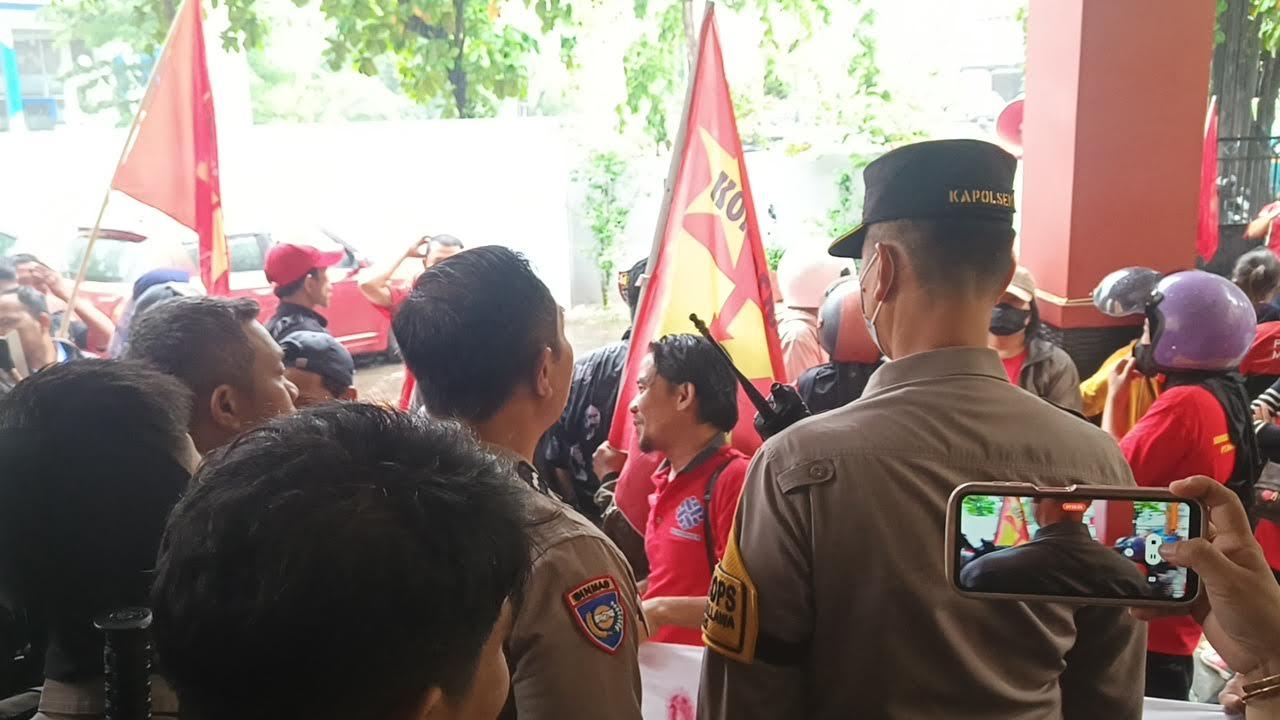 Diduga Walk Out dari Rapat UMK Makassar, Buruh Larang Anggota Apindo Keluar dari Kantor Disnaker