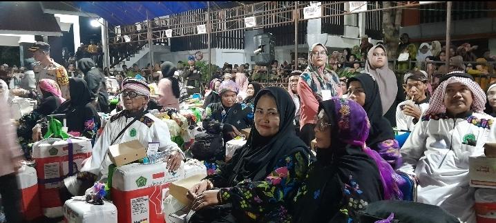 Suasana-jemaah-haji-saat-tiba-di-Wajo-mereka-kompak-pakai-gamis-motif-sutra.jpg