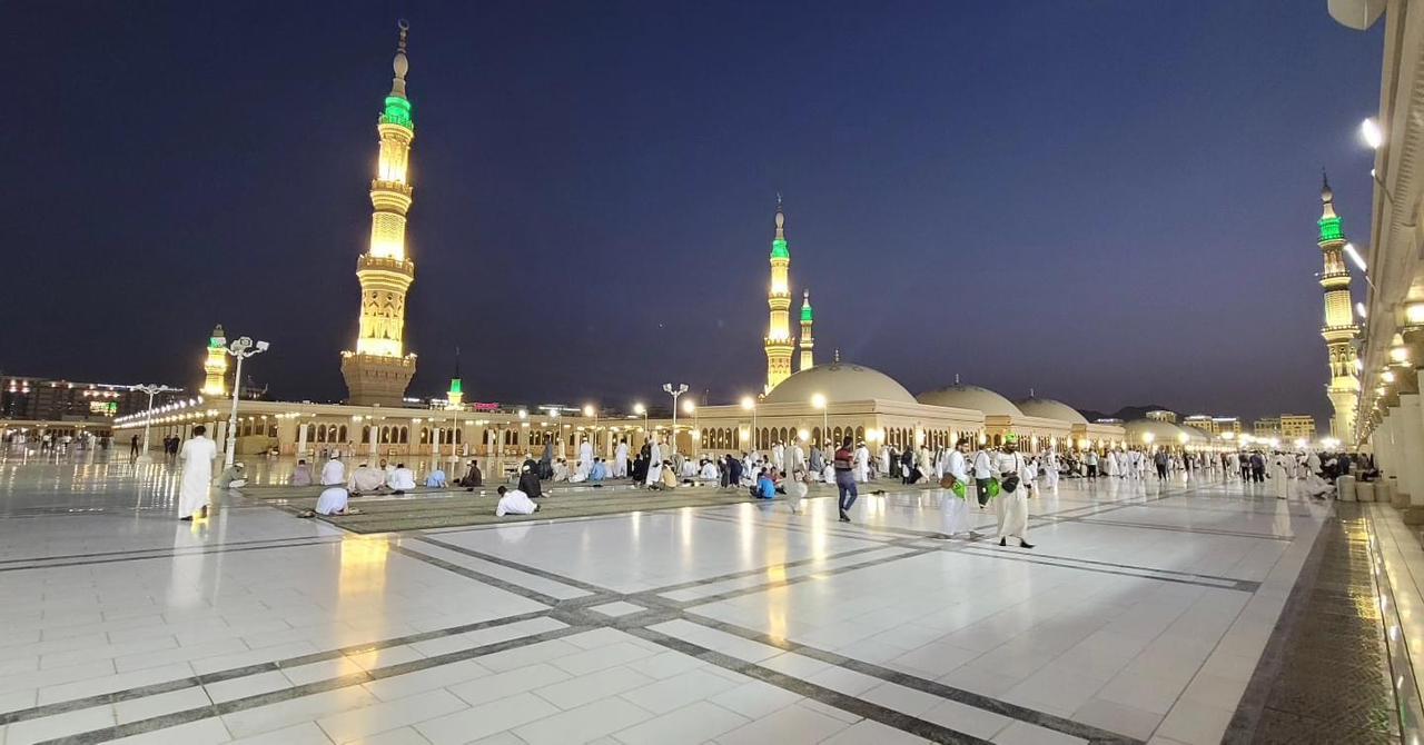 Suasana-lantai-atap-rooftop-Masjid-Nabawi-di-Madinah.jpg