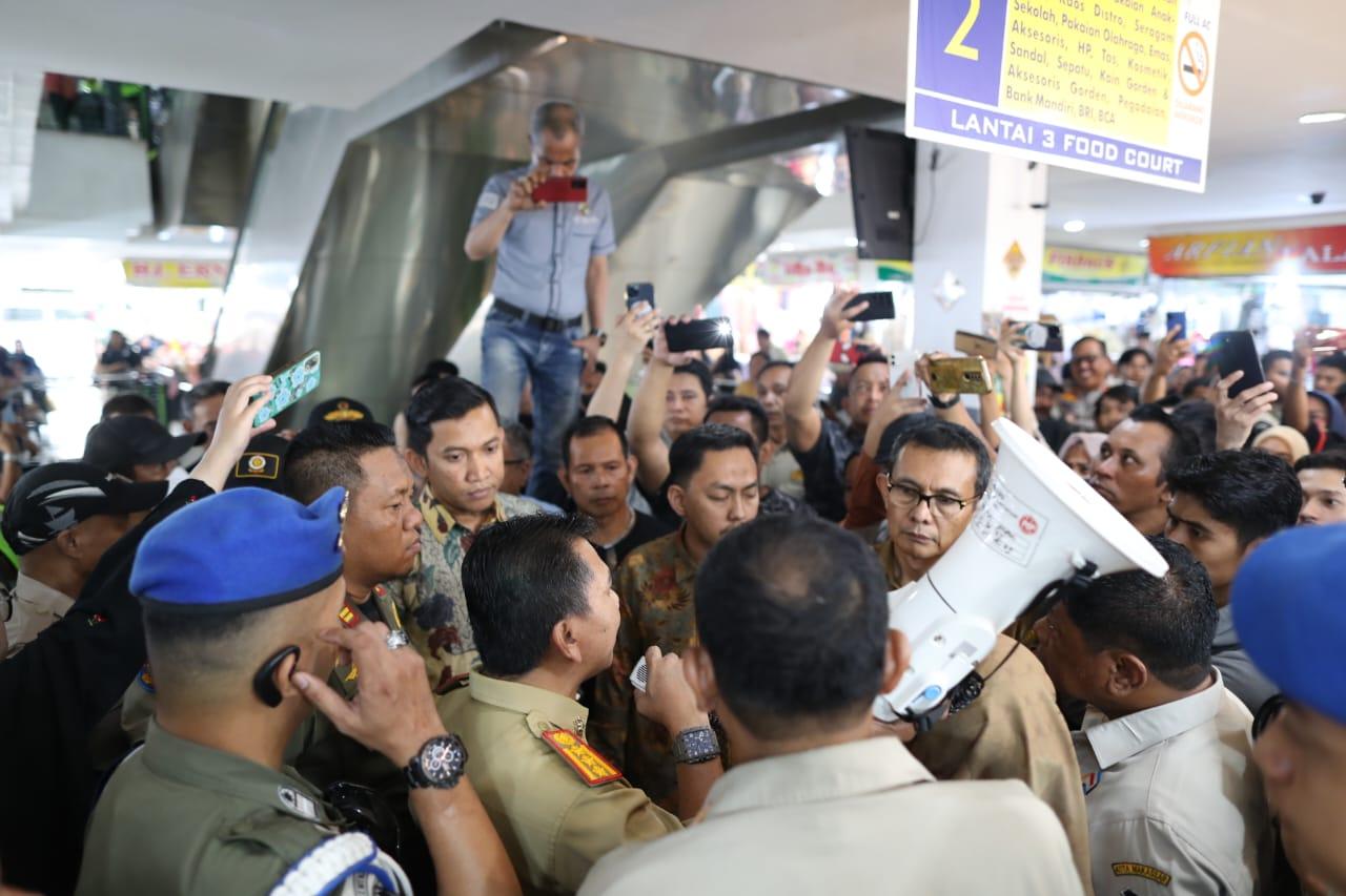 Suasana-memanas-saat-tim-Pemkot-Makassar-lakukan-sosialisasi-pengelolaan-beberapa-waktu-lalu.jpg