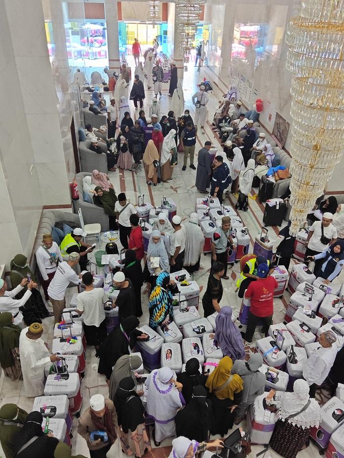 Suasana-packing-koper-bagasi-Jamaah-Haji-Kloter-06-Debarkasi-Makassar-UPG-di-Hotel-Moro.jpg