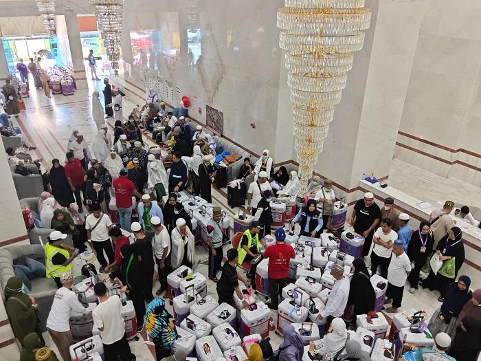 Suasana-packing-koper-bagasi-Jamaah-Haji-Kloter-06-Debarkasi-Makassar-UPG.jpg