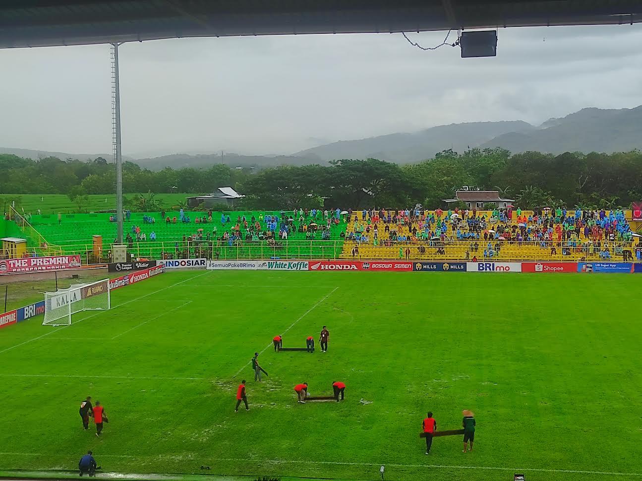 Suasana-pekerja-saat-menguras-air-yang-tergenang-di-Stadion-BJ-Habibie-Senin-3012023.jpg