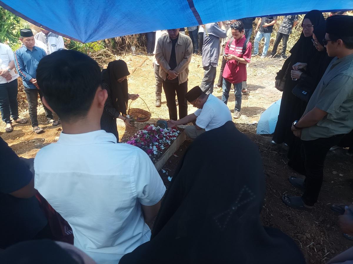 Suasana-pemakaman-Herman-Heizer-dimakankan-di-pekuburan-UIN-S-231.jpg