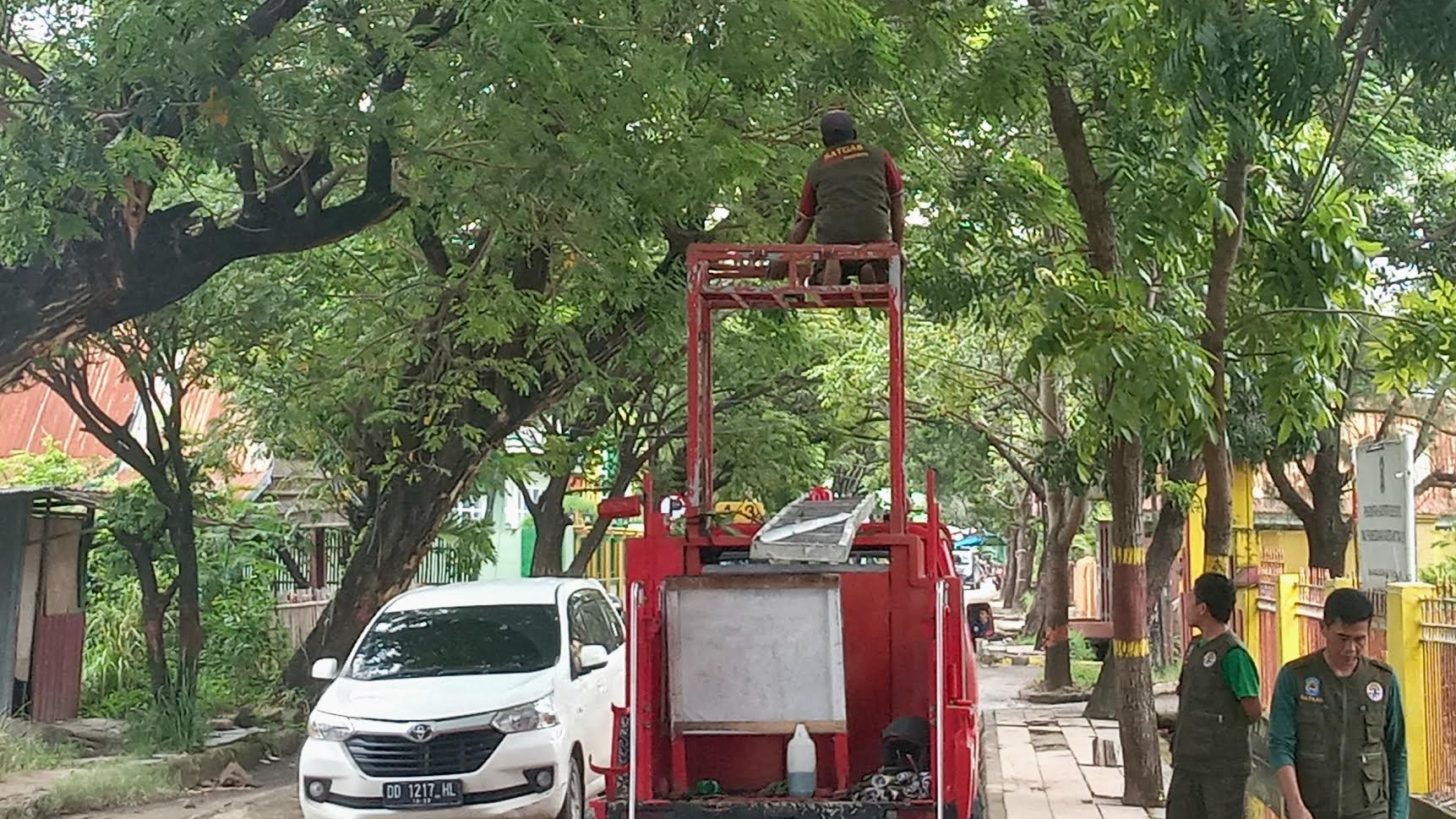Suasana-pemangkasan-pohon-di-Jalan-Abdul-Jalil-Sikki-Kelurahan-Balang-Toa.jpg