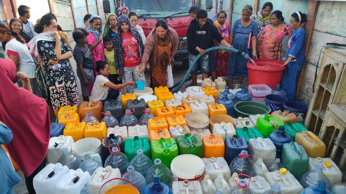 Warga Kampung Baru Dapat Bantuan 10 Ribu Liter Air Bersih Dari BMWCCI Makassar Chapter