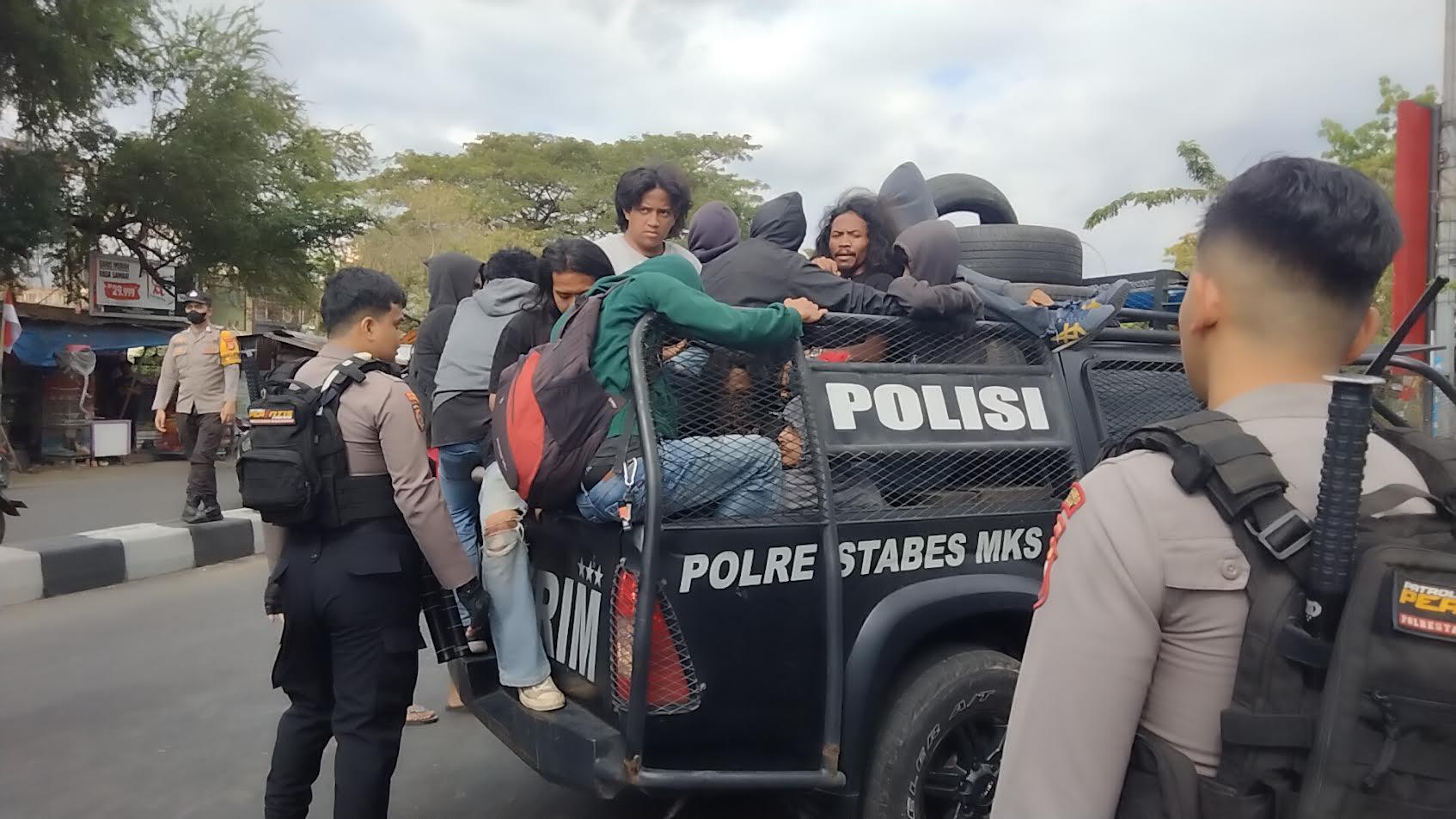Suasana-pembubaran-demo-mahasiswa-oleh-polisi-di-depan-kampus-UIN-alauddin.jpg