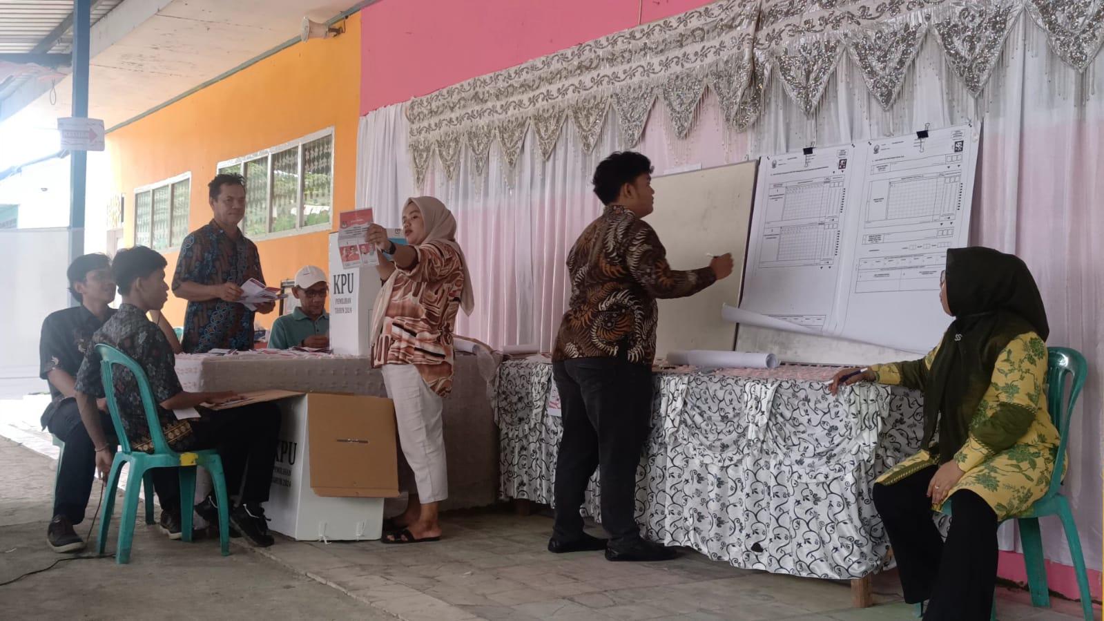 Andi Ina-Abustan Unggul di TPS 12 Tempat Bupati Barru dan Ulfa Mencoblos