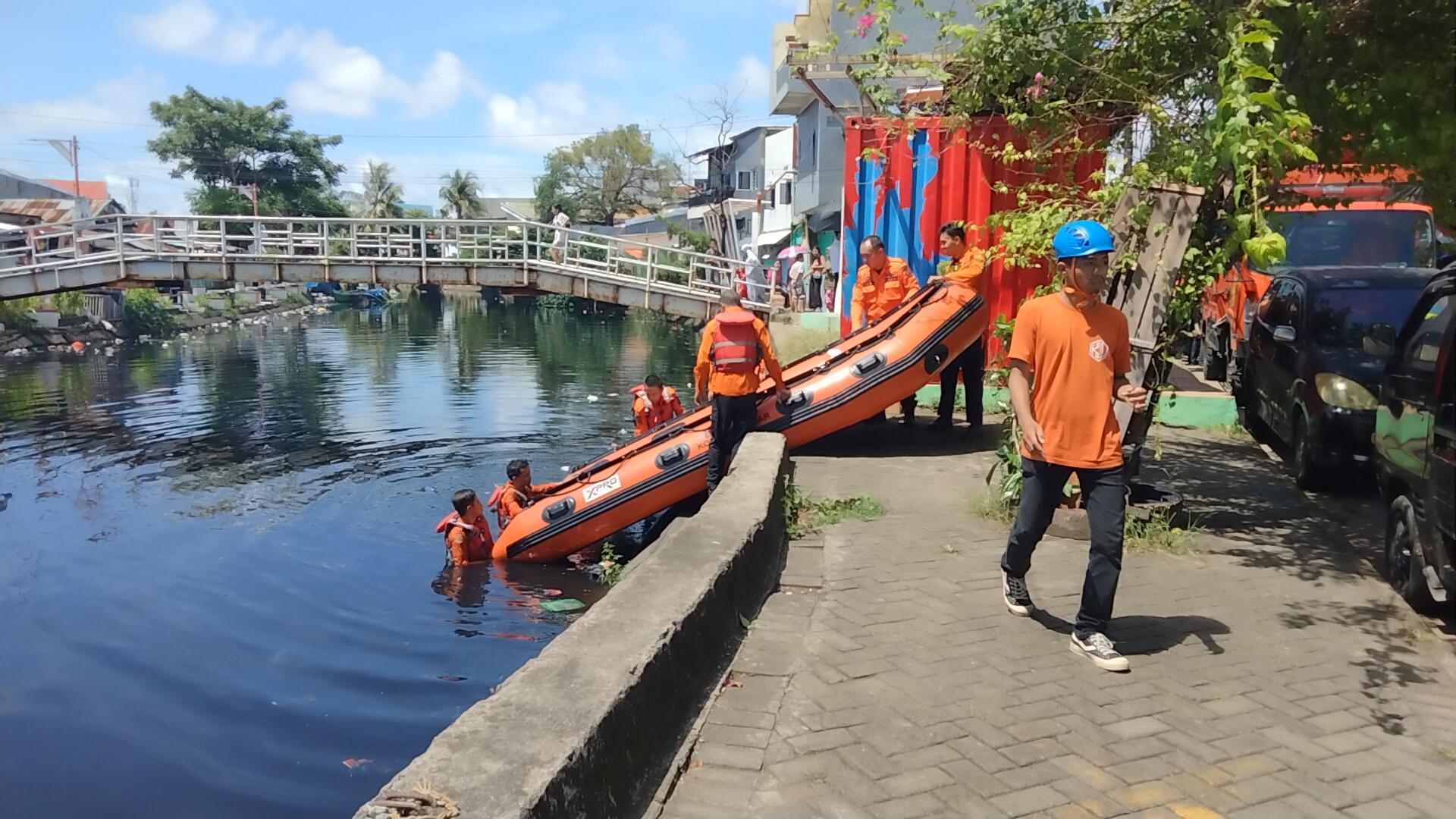 Suasana-pencarian-Tim-SAR-di-lokasi-pemuda-tenggelam-di-Kanal-Jl-Nuri-Baru-2025.jpg