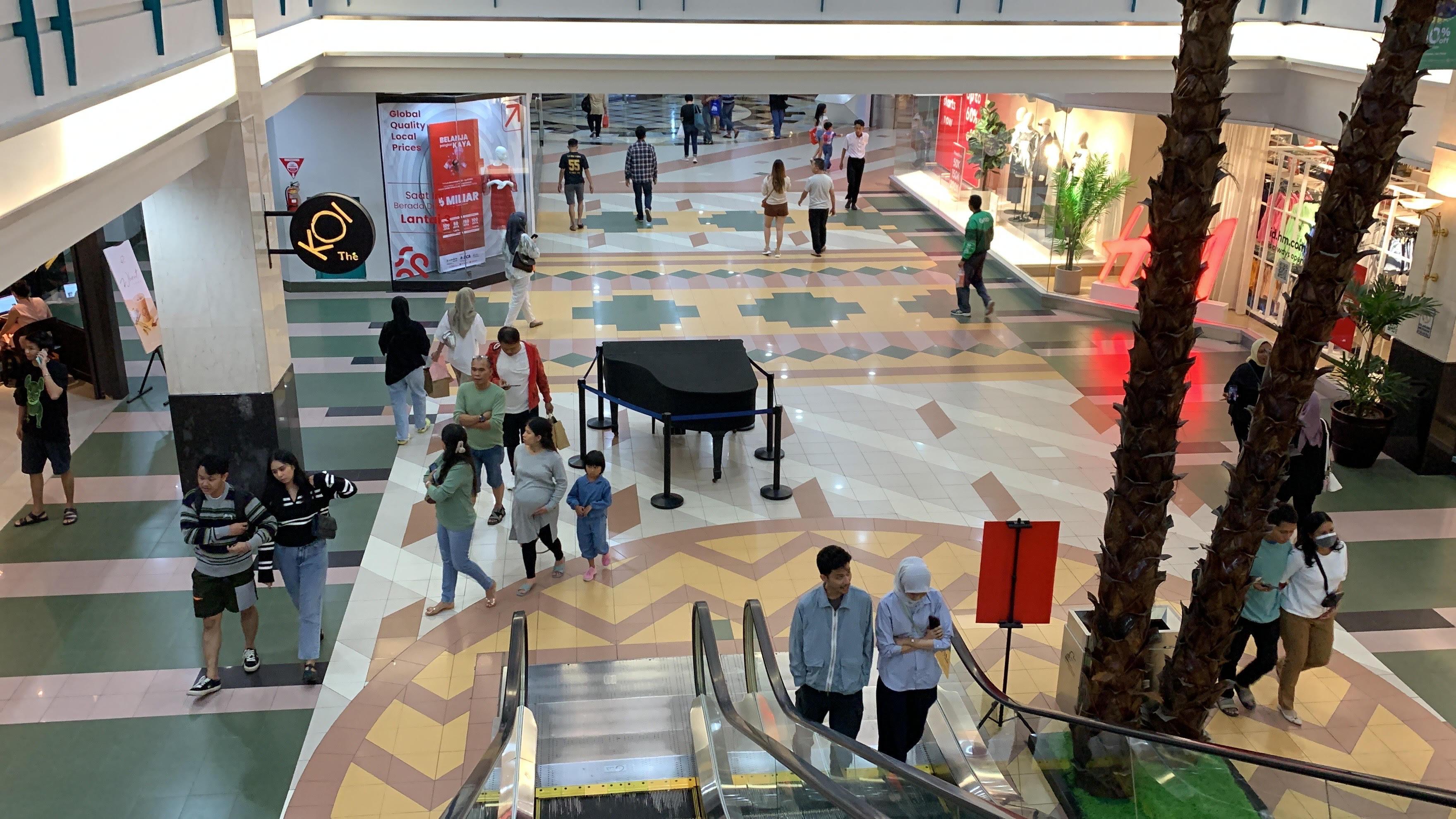 Suasana-pengunjung-Mal-Ratu-Indah-MaRi-Jl-Ratulangi-Makassar-beberapa-waktu-lalu.jpg