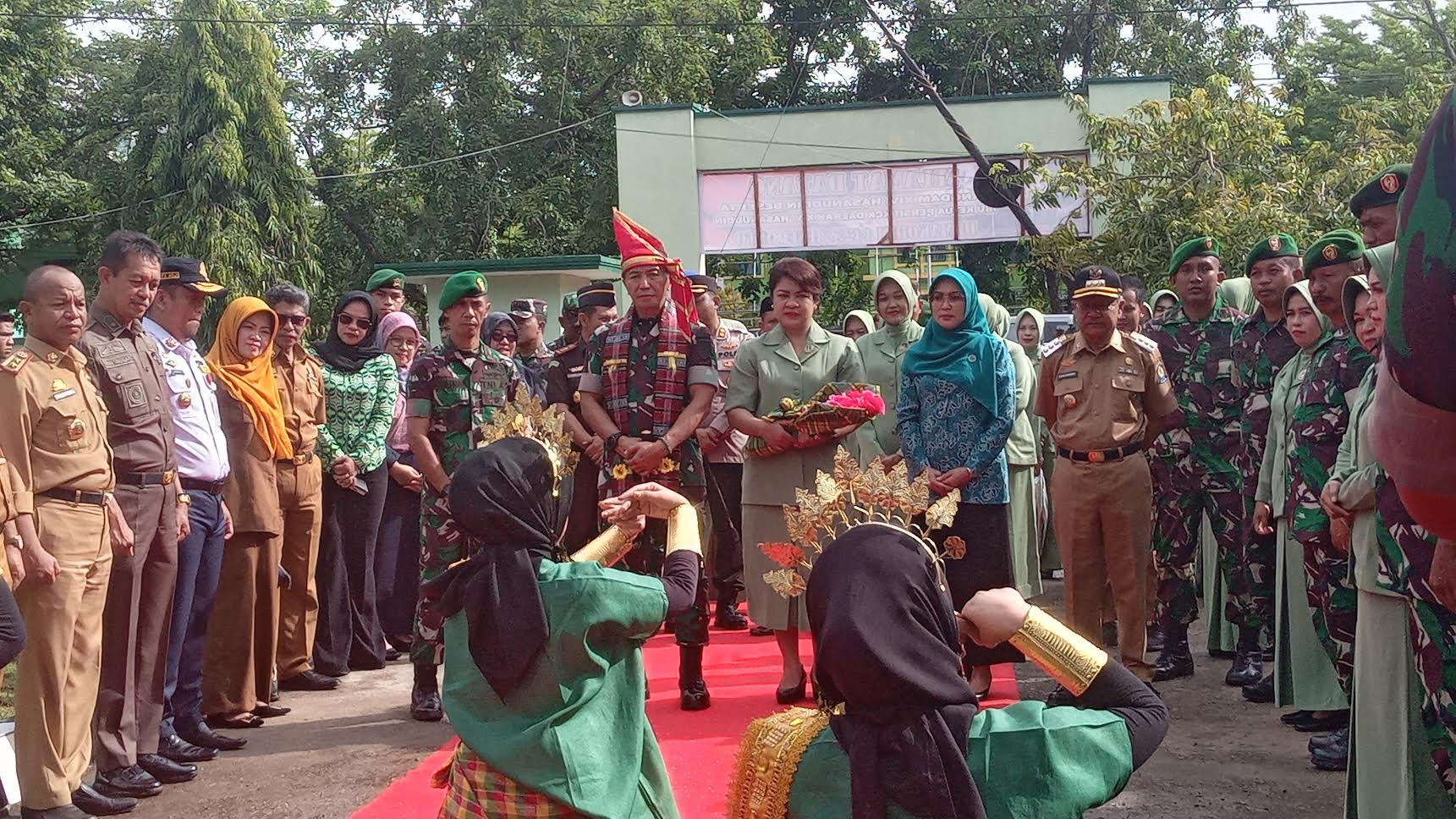 Pangdam XIV Hasanuddin Serahkan Bantuan untuk Keluarga Stunting di Jeneponto
