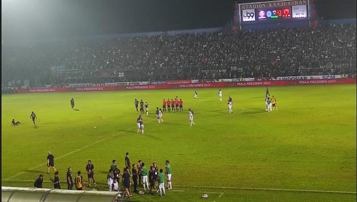 Suasana-pertandingan-PSM-vs-Arema-di-Stadion-Kanjuruhan-Kabupaten-Malang.jpg
