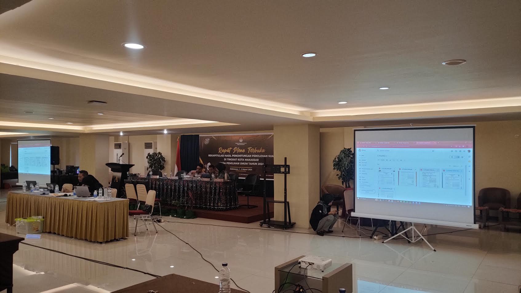 Suasana-rekapitulasi-hasil-perhitungan-perolehan-suara-di-tingkat-Kota-Makassar-hhh.jpg