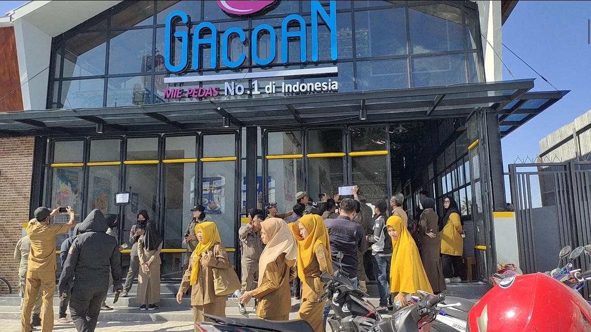 Baru Sehari Launching, Gerai Mie Gacoan Sidrap Disegel Satpol PP -  Tribun-timur.com