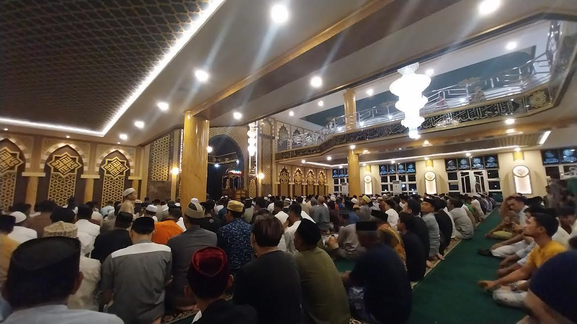 Suasana-salat-tarawih-pertama-di-Masjid-Agung-Kabupaten-Jeneponto.jpg