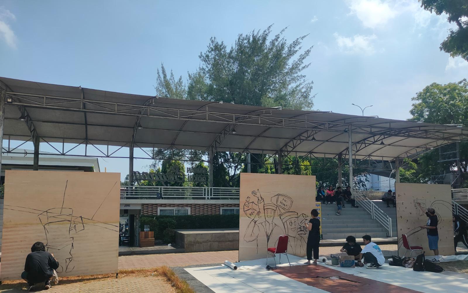 Suasana-seniman-sedang-melukis-dalam-memeriahkan-pegelaran-festival-budaya.jpg