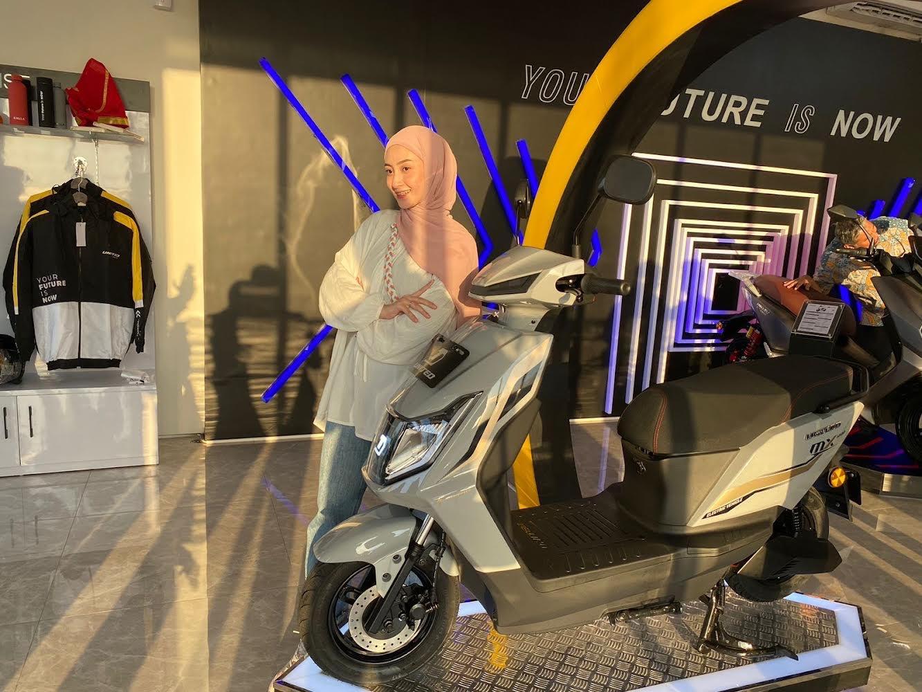 Suasana-store-United-E-Motor-di-Ruko-Business-Park-CPI-Blok-C1-No-1-Jl-Metro-Tanjung-Bunga.jpg