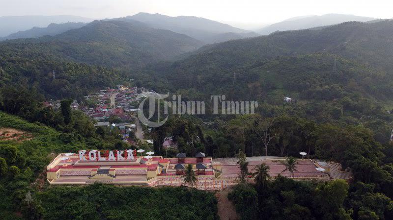 Suasana-taman-dengan-Giant-letter-sign-Kolaka.jpg<pf>Suasana-taman-dengan-Giant-letter-sign-Kolaka-terekam-menggunakan-kamera-drone.jpg<pf>Taman-dengan-Giant-letter-sign-Kolaka-terekam-menggunakan-kamera-drone-di-Puncak-Kolaka.jpg