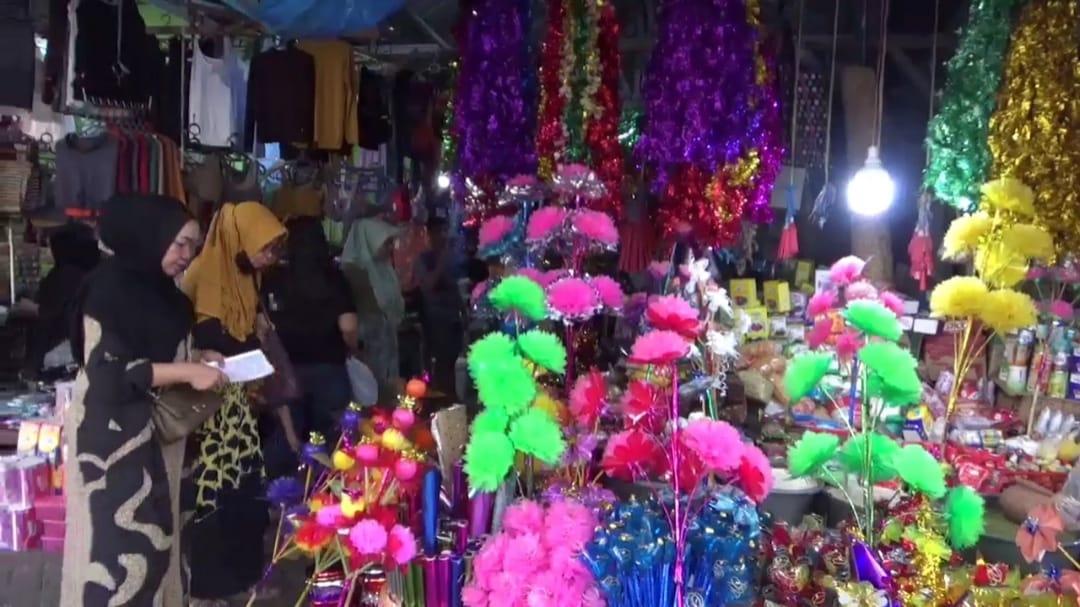 Suasana-warga-ramai-memburu-pernak-pernik-Maulid-Nabi-Muhammad-SAW.jpg