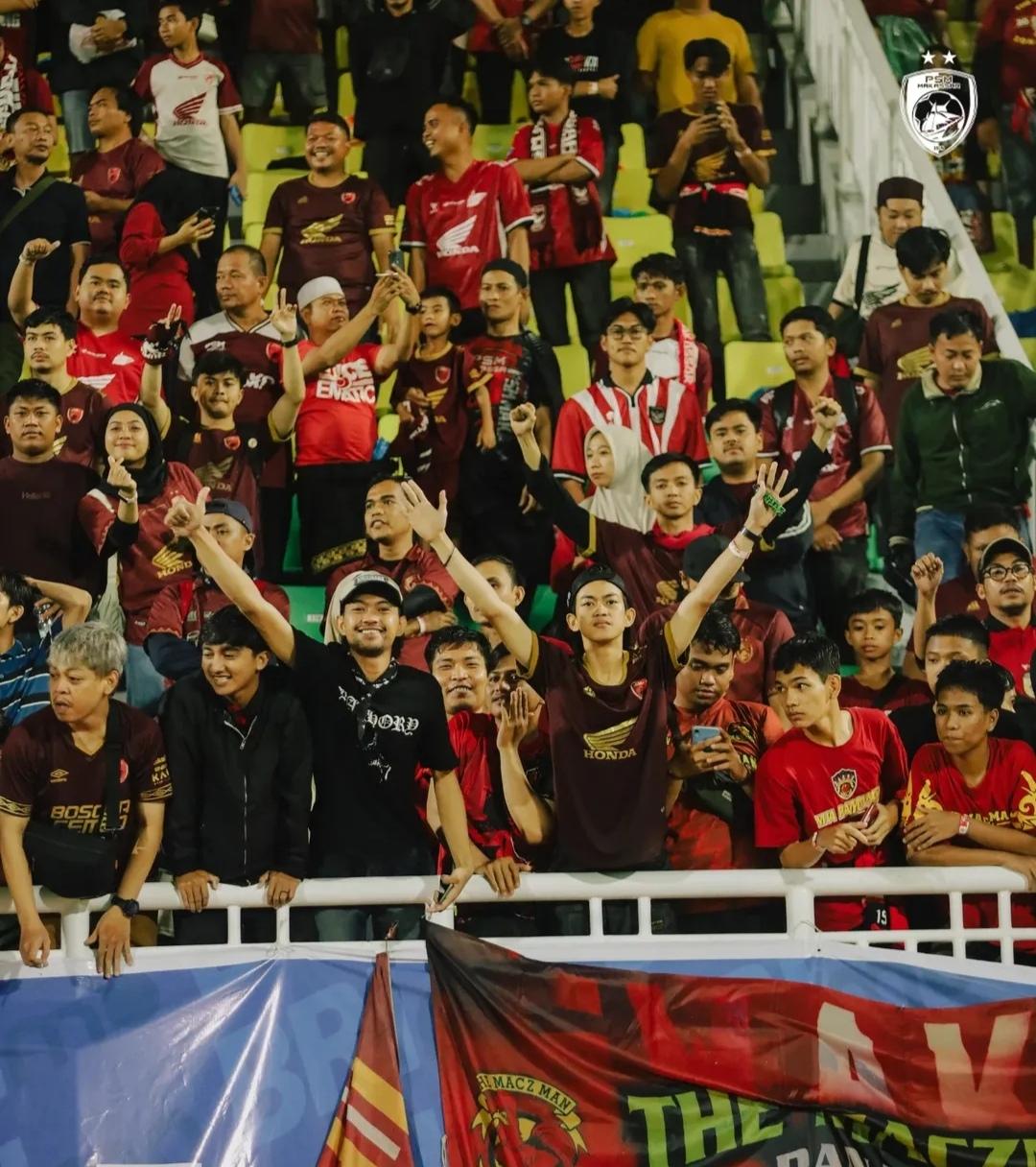 Suporter-saat-mendukung-PSM-Makassar-melawan-Persebaya-Surabaya-di-Stadion-BJ-Habibie.jpg