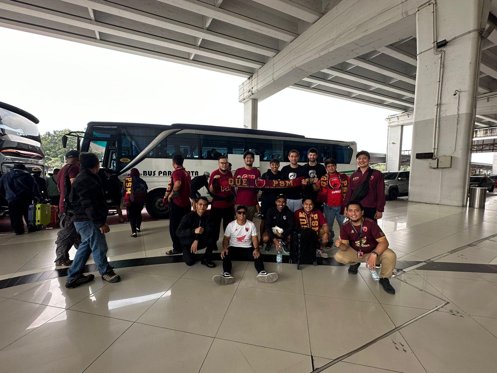 Supporter-GuePSM-menyambut-kedatangan-skuad-Pasukan-Ramang-di-Jakarta.jpg