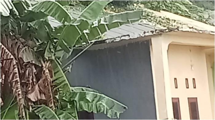 TERTIMPA-LONGSOR-Rumah-warga-tertimpa-tanah-longsor.jpg