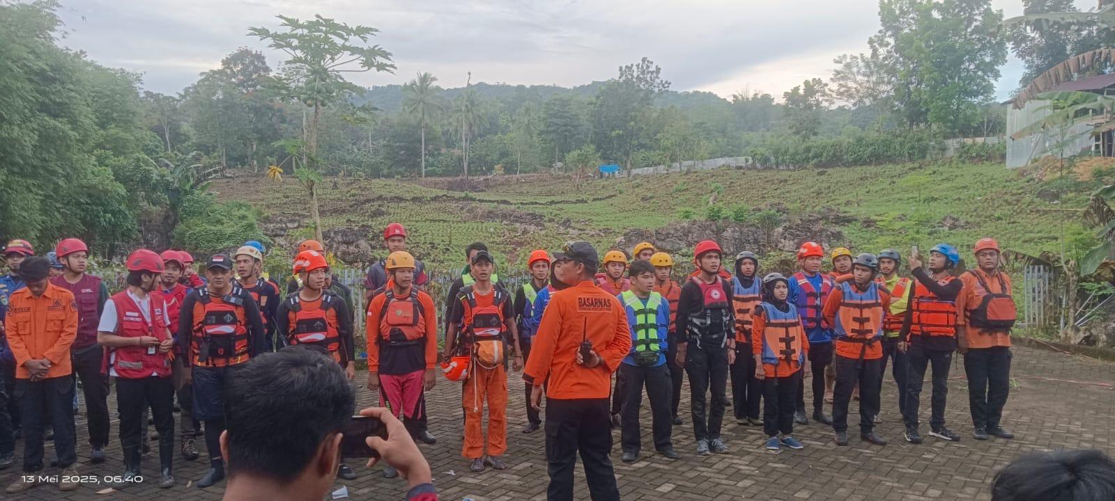 TIM-SAR-Personel-gabungan-dari-BPBD-Basarnas-dan-relawan-berkumpul.jpg