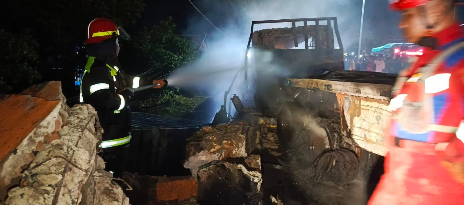 TRUK-KEBAKARAN-Sebuah-mobil-truk-Hino-10-roda.jpg