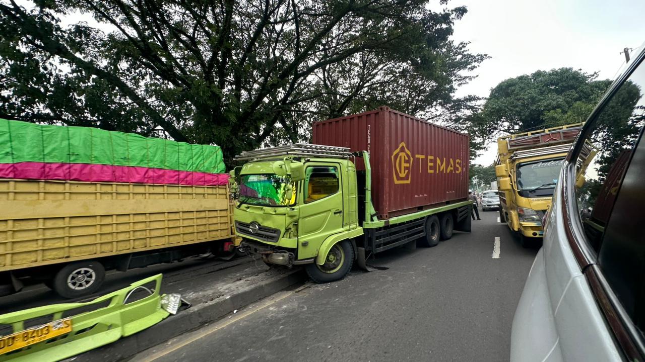 TRUK-KECELAKAAN-Kemacetan-panjang-terjadi-di-Jalan.jpg