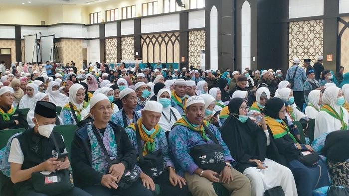 Tampil-Sederhana-Jamaah-Haji-Kloter-15-Asal-Bone-dan-Makassar-Tiba-di-Tanah-Air.jpg